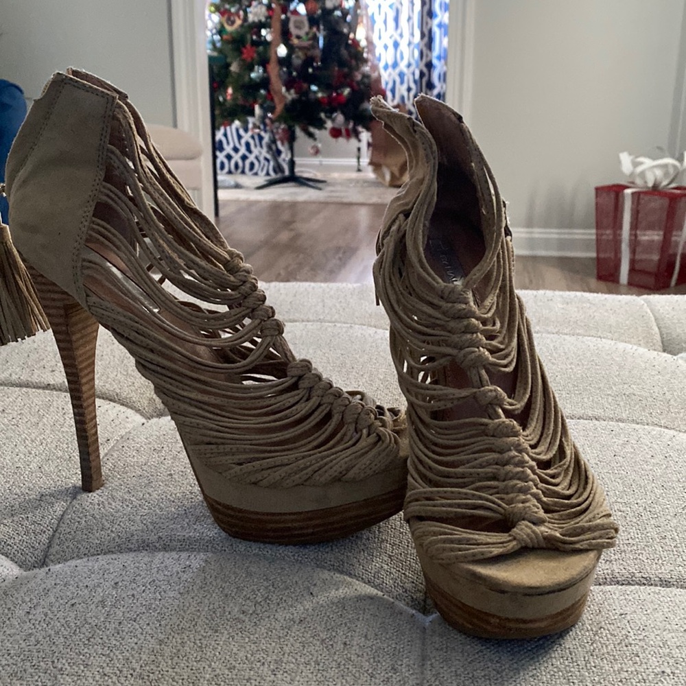 Used stilettos zipper tásale nude color size 8, runs small